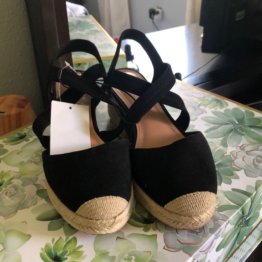 NWT: HM Black Wedges